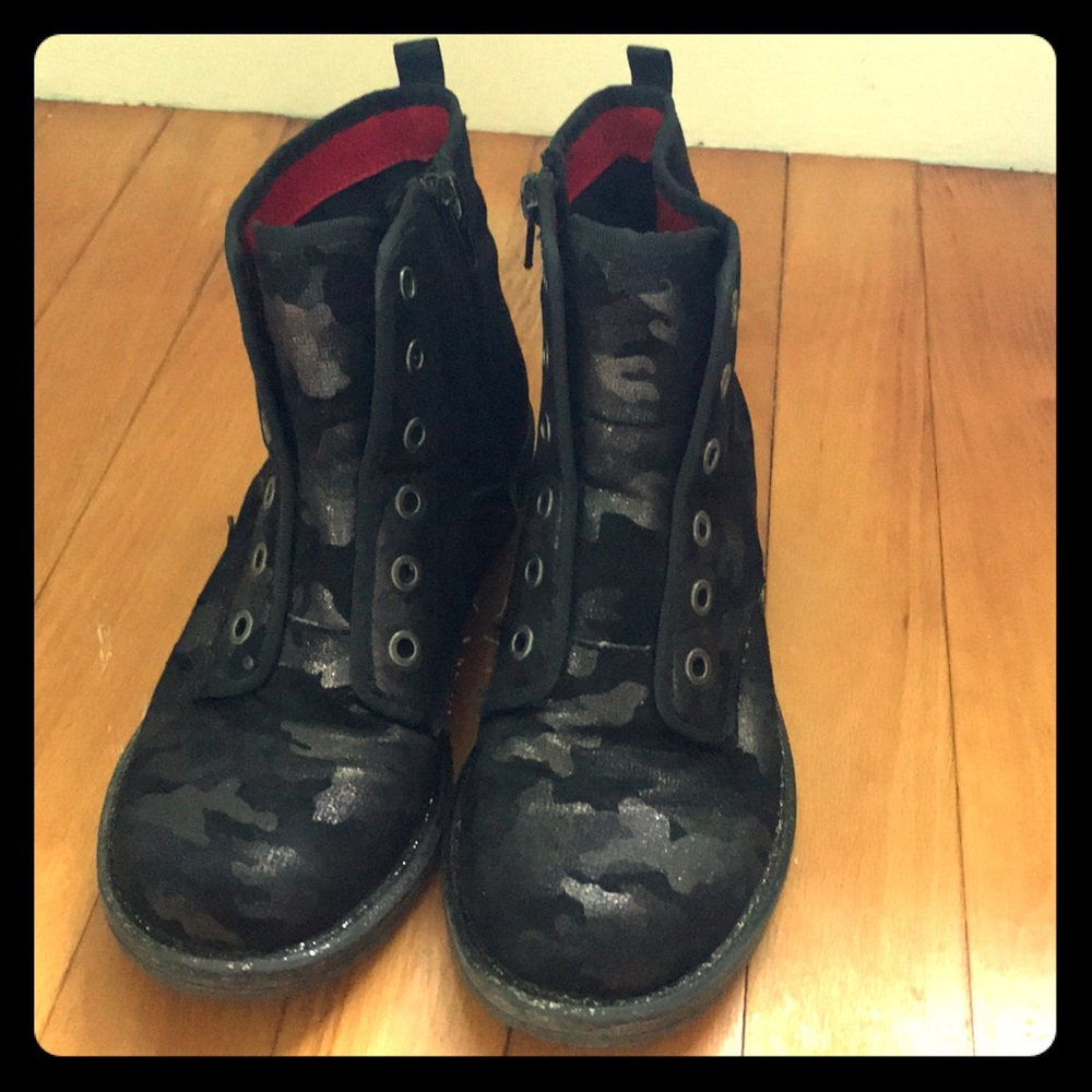 Chic Short Black Camo Boots